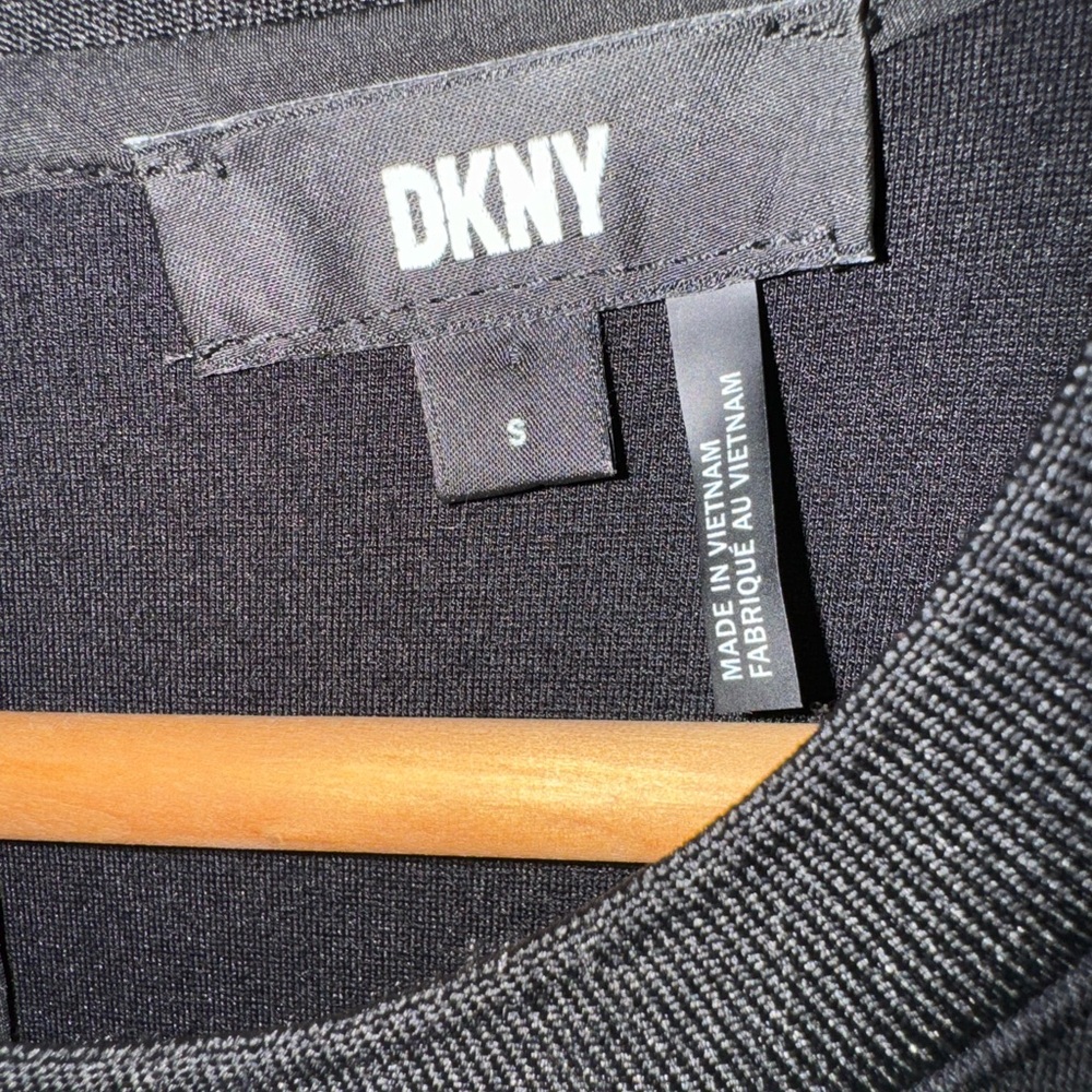 DKNY Black Short Sleeve Midi Dress with Flowy Skirt – Size S be - Picture 4 of 4